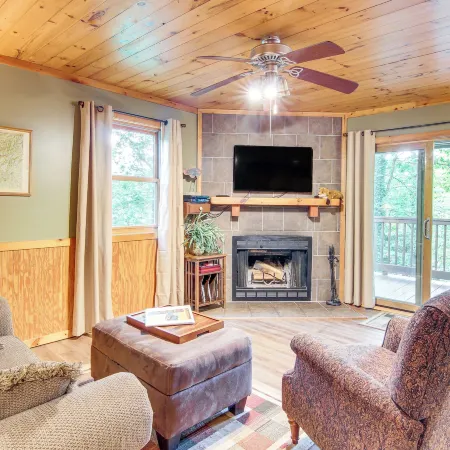 'Fox Den' w/ Hot Tub! 22 Mi to Cataloochee Skiing