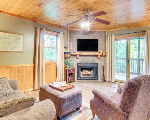 'Fox Den' w/ Hot Tub! 22 Mi to Cataloochee Skiing Hotels in Qualla