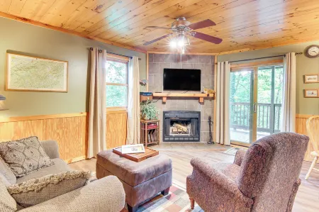 Charming 'Fox Den' Cabin in Whittier w/ Hot Tub!