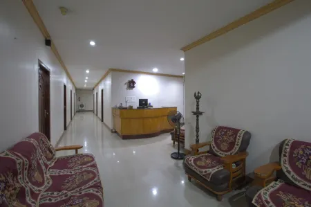 Jaya Bharathi Lodge Отели рядом с достопримечательностью «Падманабхаперам Палас»