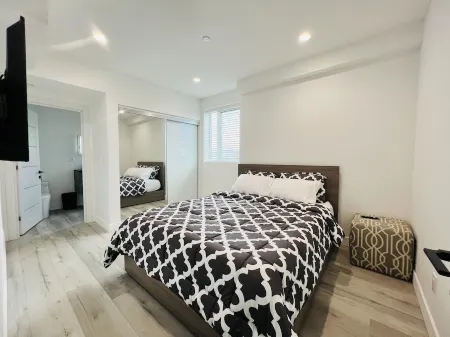 NEW LUXURIOUS LA HOME (Private Rooftop, Outdoor TV, Firepit, etc