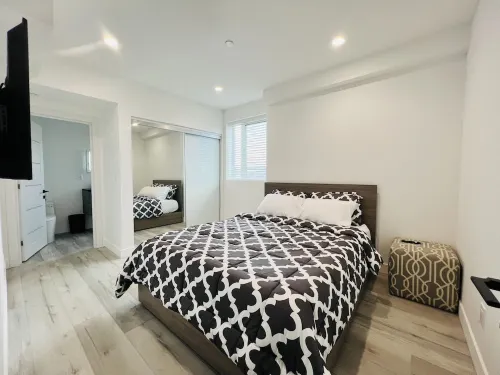 NEW LUXURIOUS LA HOME (Private Rooftop, Outdoor TV, Firepit, etc