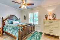 Riverfront Retreat w/ Fire Pit & Deck - con encanto