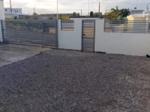 Charming 2-Bedroom House with WiFi, AC, Gated Driveway "Private" Hoteles en Nagua