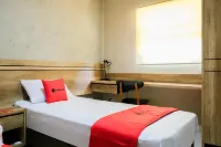 RedDoorz Near Trans Studio Mall Cibubur 3