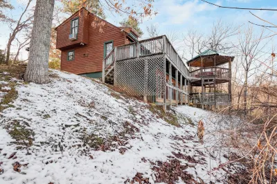 Fontana by AvantStay Gorgeous Mountain Cabin w Views Hot Tub Game Room Hotels near Sugarlands Valley Nature Trail