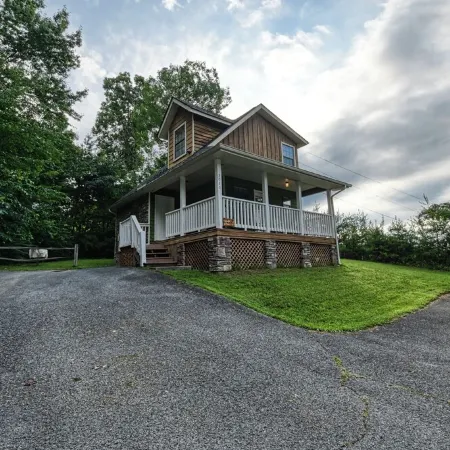 Dog Friendly! Less Than a Mile from Dollywood and a Min Drive to the Parkway