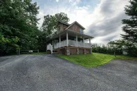 Dog Friendly! Less Than a Mile from Dollywood and a Min Drive to the Parkway