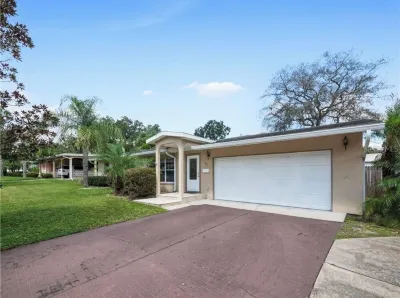 Cheerful 4-bedroom with large and lush backyard Hotels in Winter Park Area