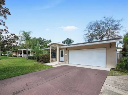 Cheerful 4-bedroom with large and lush backyard Отели рядом с достопримечательностью «Harry P Leu Gardens»