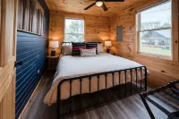 HOT TUB~Dog Friendly Cabin~Fishing~River boat ramp~20 Min to Lake Cumberland