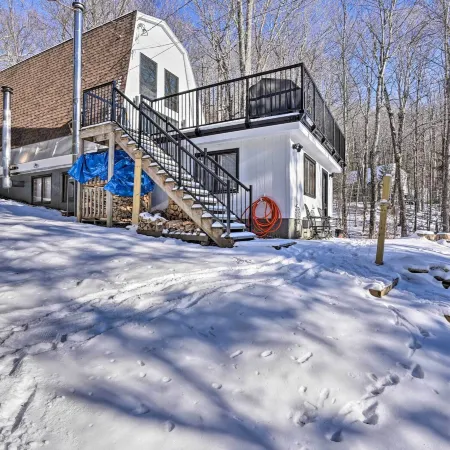 Wilmington Chalet w/ Hot Tub < 8 Mi to Mount Snow!