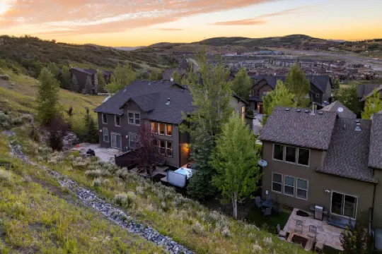 Stunning Mountain Escape with Hot Tub - Cozy Year-Round Retreat