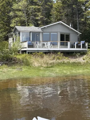 Tides Cottage on Quiet Tidal Inlet with Kayaks and Fire Pit