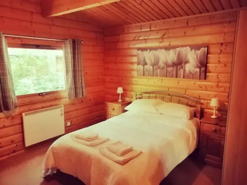 Log cabin with hot tub and  nestled in Kenwick Park, Louth Hotels in Louth