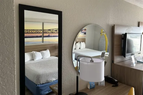Days Inn by Wyndham Louisville Airport Fair and Expo Center - parkir