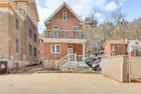 Walk Downtown: Inviting Historic Home in Dubuque! - spa