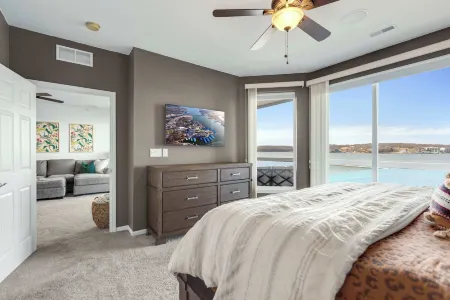 Panoramic Sunset Escape Waterfront Condo for 7!