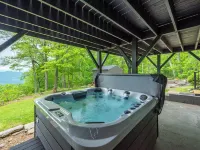 Moonshine Mtn Lodge ~ Stunning Mtn Views+Hot Tub+Gas Fire Table ~ Grill & WiFi! Hotels in Yancey County