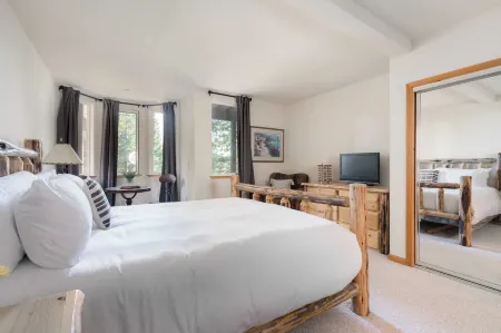 Sparrow by AvantStay Modern Mountain Retreat w Hot Tub Pool Table Games