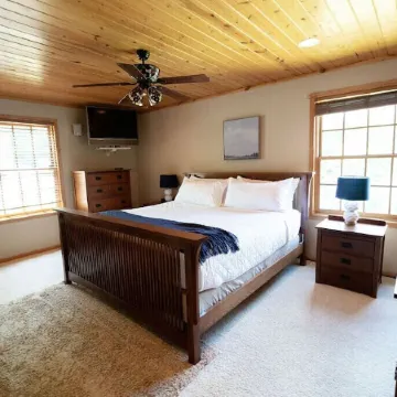 5Br Lakefront Home on Lake Louisa: Sauna, Screen Porch, Patio, Fireplace