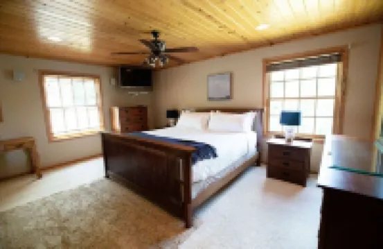 5Br Lakefront Home on Lake Louisa: Sauna, Screen Porch, Patio, Fireplace