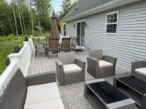 Comfortable and Spacious Home: Entertainment Room, Gym + Large Deck and Patio Hotels in Gilford