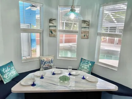 Beach like you've never seen! Heated pool/spa! Отели в г. Порт-Сент-Люси