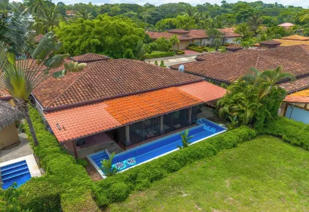 Spacious Pool House in Exclusive Gated Community Отели в г. Бехуко