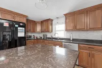 4Br Near Downtown Bristol w/ Yard & Parking