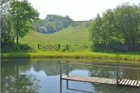 Peaceful Devon hideaway with wood fired hot tub and great pubs. Hotels in Crediton