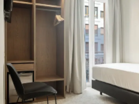 Hotel Avenida Hotels near Pamplona railway station