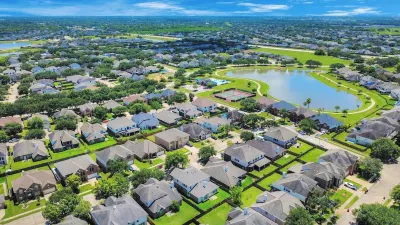 Stylish 6-bedroom house in serene Fresno with Pool access and lake walking trail 틸 룬 노스 공원 주변 호텔