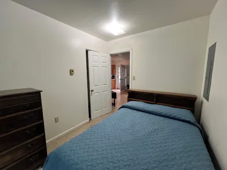 Enchanting cabin with on 2.5 acres in Hubbard Lake Отели в г. Алкона Каунти