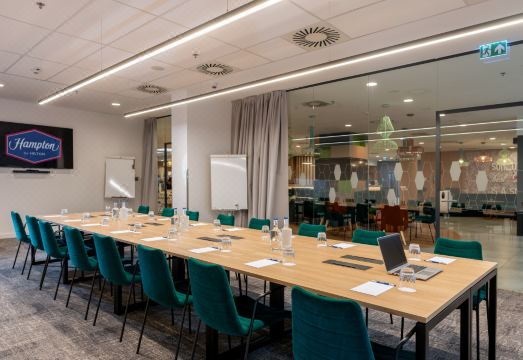 햄프턴 바이 힐튼의 깔끔한 침실 전경