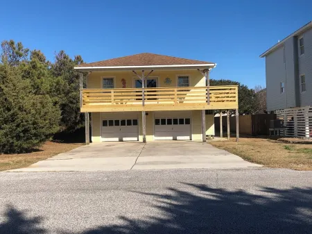 Quaint 4-bedroom cottage in Nags Head located just minutes from white silky sand