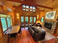 Charming Waterfront Cabin in McKenzie Bridge with WiFi, AC