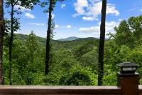 Mountain Views! Private Cabin, Firepit & Hot Tub, Fireplace--Dog Friendly! - Mountain view