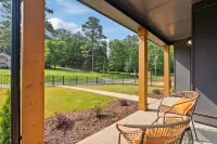 GameDaze - New 4/3.5 Bedroom House only 5 min  to LakePoint - Sleeps 14 Hotels in Emerson