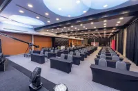 Nirvana Cosmopolitan Hotel - Convention & Sports Center