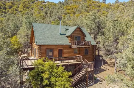 Mountain Vista Hideaway: Glamping in Your Own Private Treehouse