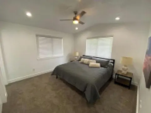 Canyons Lounge… TV, Wifi, Parking, + More!