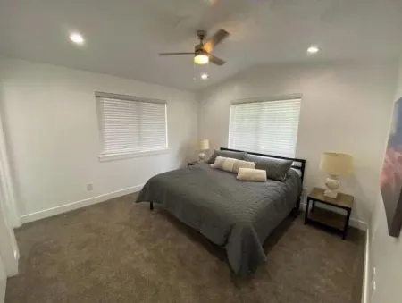 Canyons Lounge… TV, Wifi, Parking, + More! Отели рядом с достопримечательностью «Китайски ресторант "Китайски квартал"»