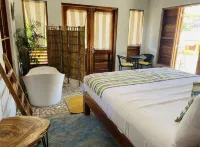 Modern 7 Bedroom Villa - 2 Mins Walk to the Beach - Bramble Beach Villa Hotels in 