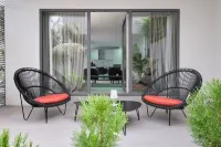 Modern apartment with private terrace and swimming pool โรงแรมใน