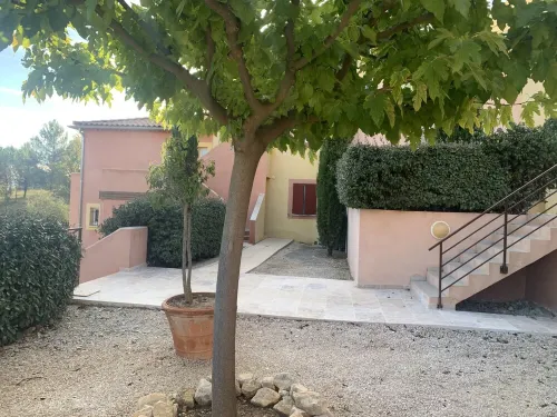 Apartment in a very quiet, secure residence Hotels in Roussillon