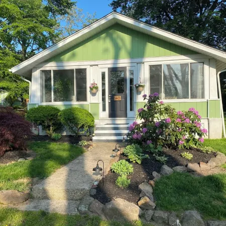 Charming 2-bedroom water oriented cottage with water access