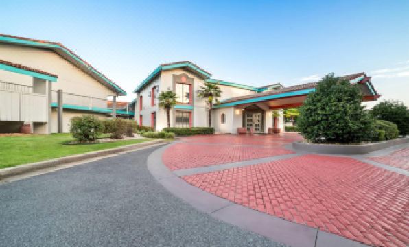 Howard Johnson by Wyndham Columbus Fort Moore