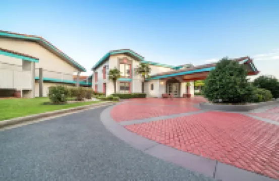 Howard Johnson by Wyndham Columbus Fort Moore