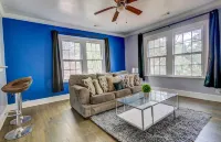 Modern Heart of Decatur • King Comfort • TV • Wi-Fi • Sleeps 4